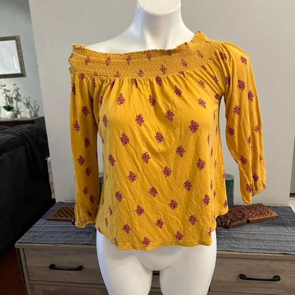 Old Navy Tops - Old Navy gold and red off the shoulders top